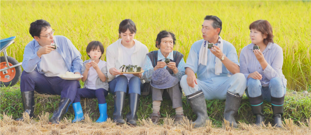 農園で昼食をとる家族の写真